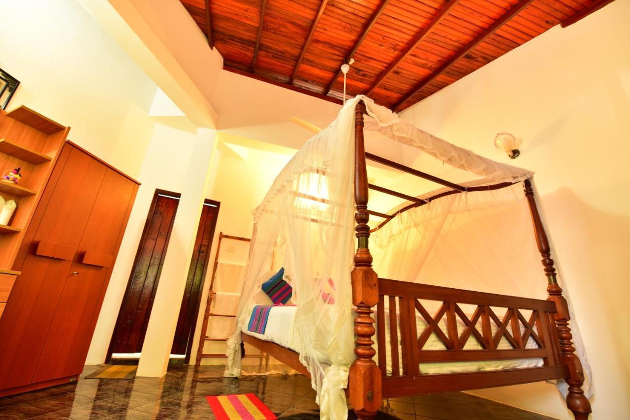 Peacock Beach Hotel Unawatuna Exterior photo