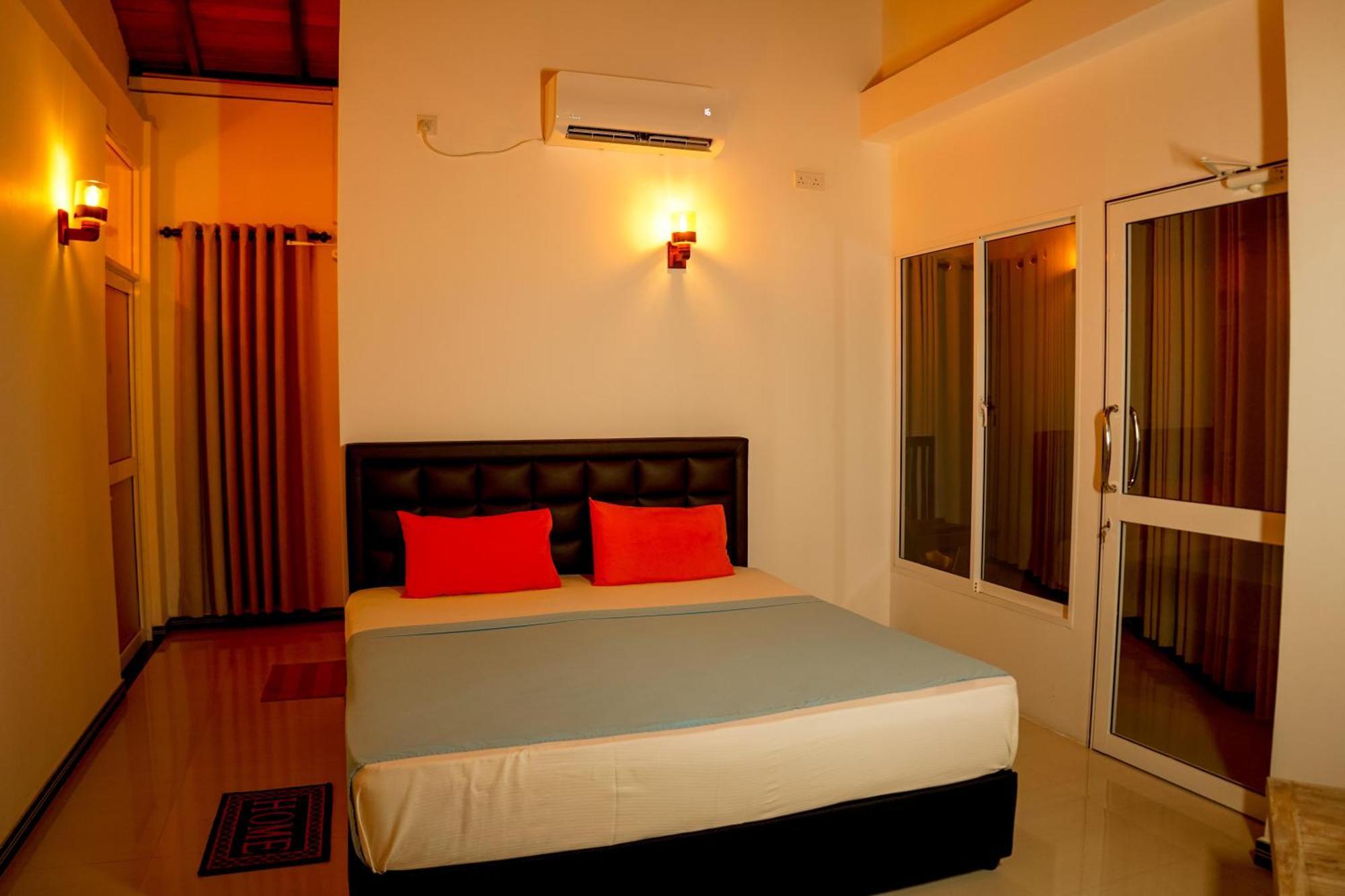 Peacock Beach Hotel Unawatuna Exterior photo
