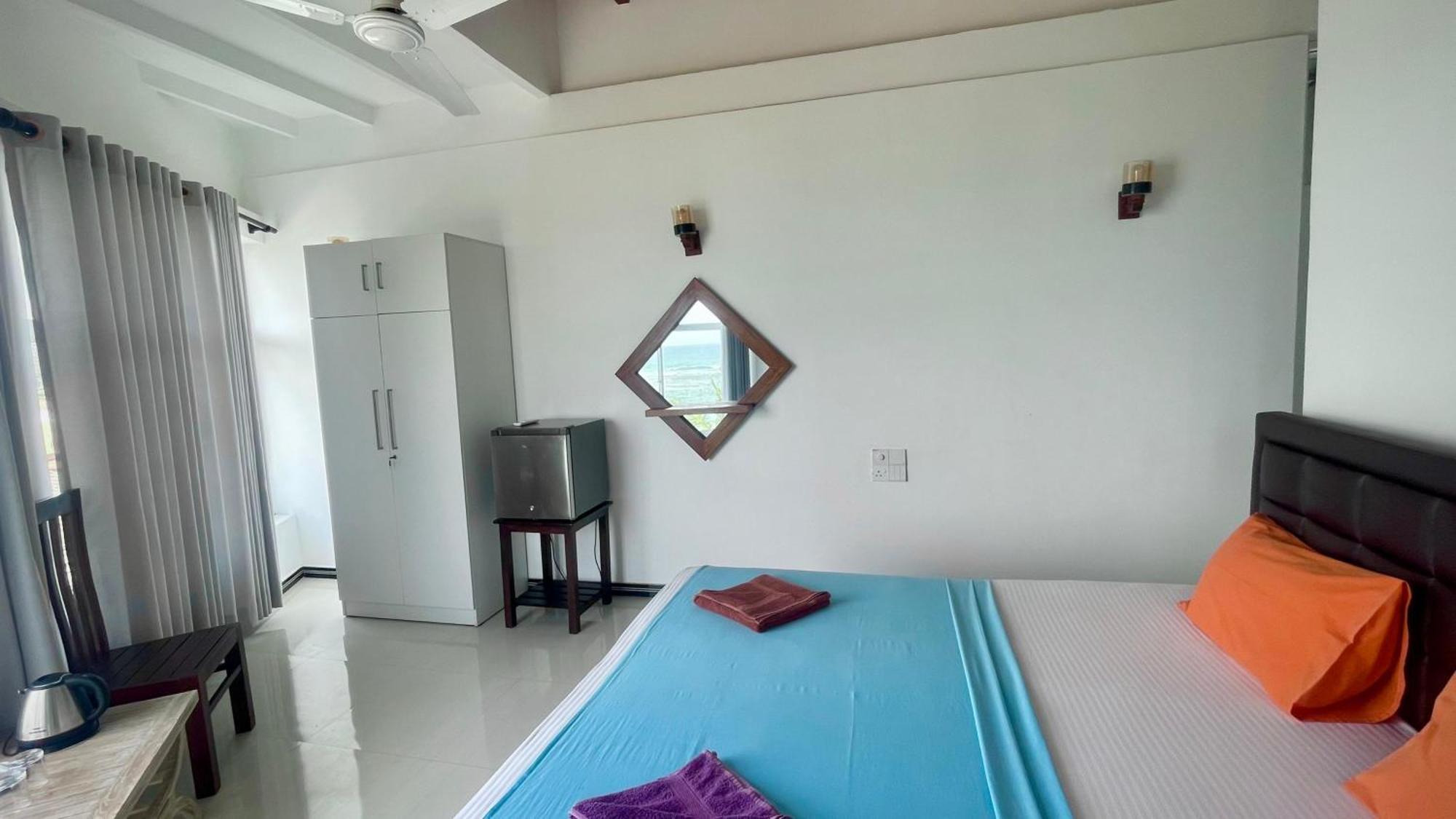 Peacock Beach Hotel Unawatuna Exterior photo
